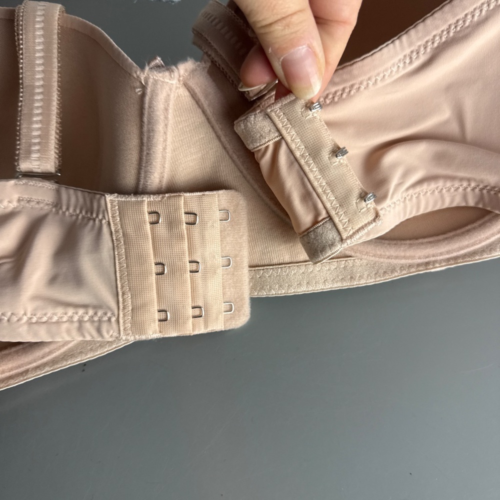 Tahari Bra can be used with no straps size 38D - Picture 4 of 6